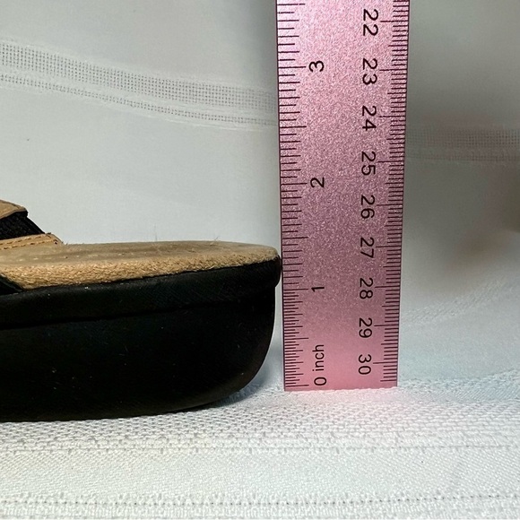 naturalizer N5 Comfort Wedge Sandals Flip Flops Tooled Pierced Blk Leather Sz 6 - Picture 11 of 13